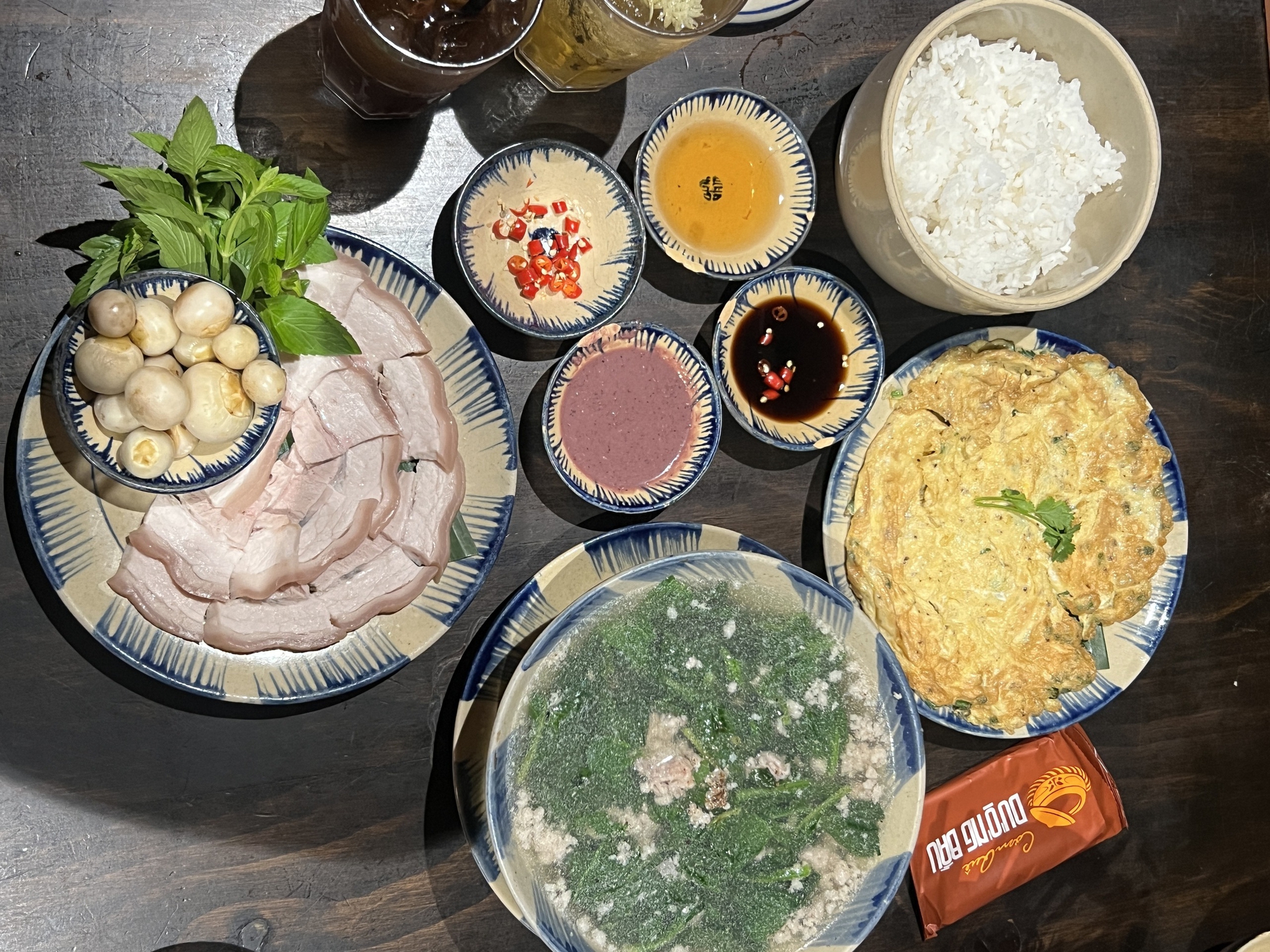 Chưa hết drama về giá “chặt chém”, Cơm Quê Dượng Bầu tiếp tục gây bức xúc vì khiến thực khách cảm thấy bị “giễu cợt”- Ảnh 3.