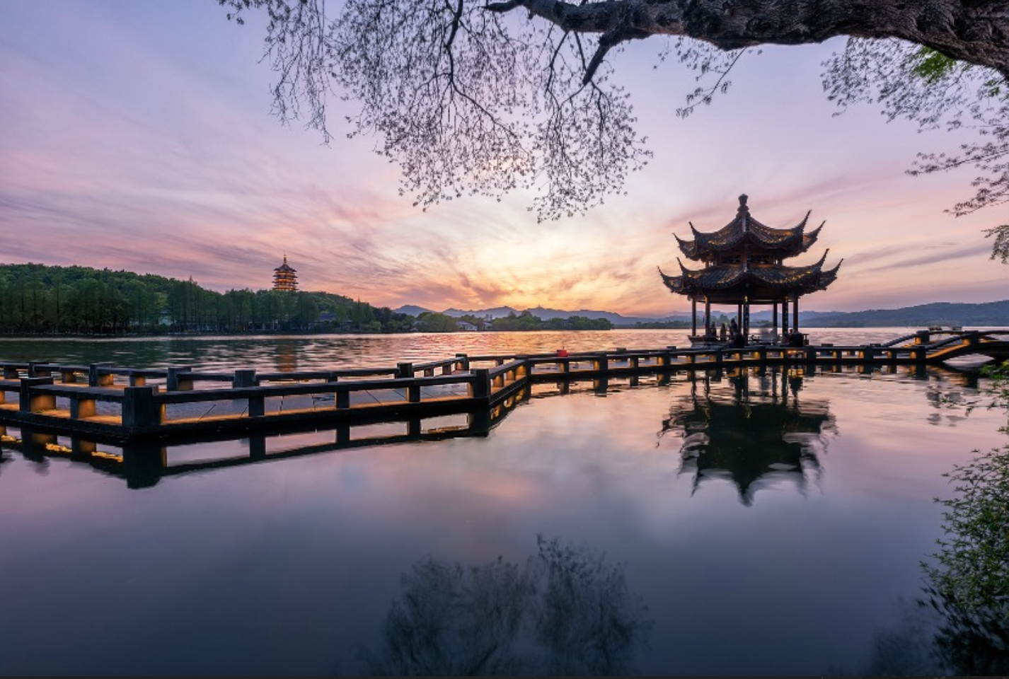 Đông nghịt người vây kín quanh 1 hồ nước lớn, ai nấy "há hốc" khi chứng kiến cảnh tượng bên dưới- Ảnh 5.