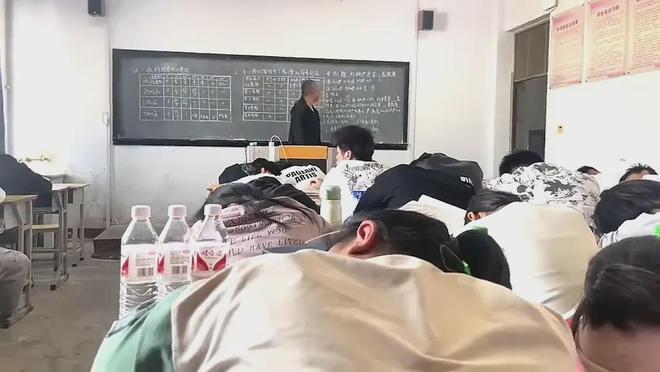 Cảnh tượng trong một lớp học khiến nhiều người lắc đầu ngán ngẩm: "Rốt cuộc các em đi học vì điều gì?"- Ảnh 1.