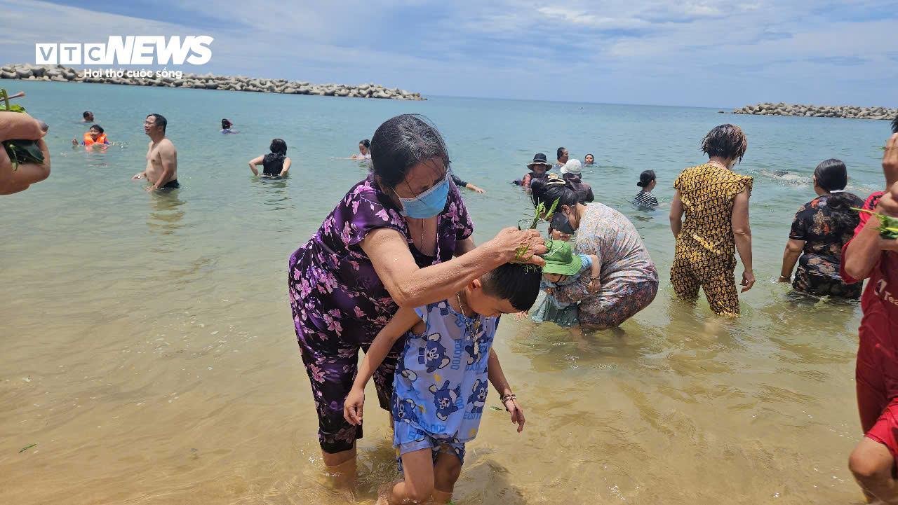 Giữa trưa Tết Đoan ngọ, người dân Phú Yên kéo nhau đi tắm biển 'xả xui'- Ảnh 2.