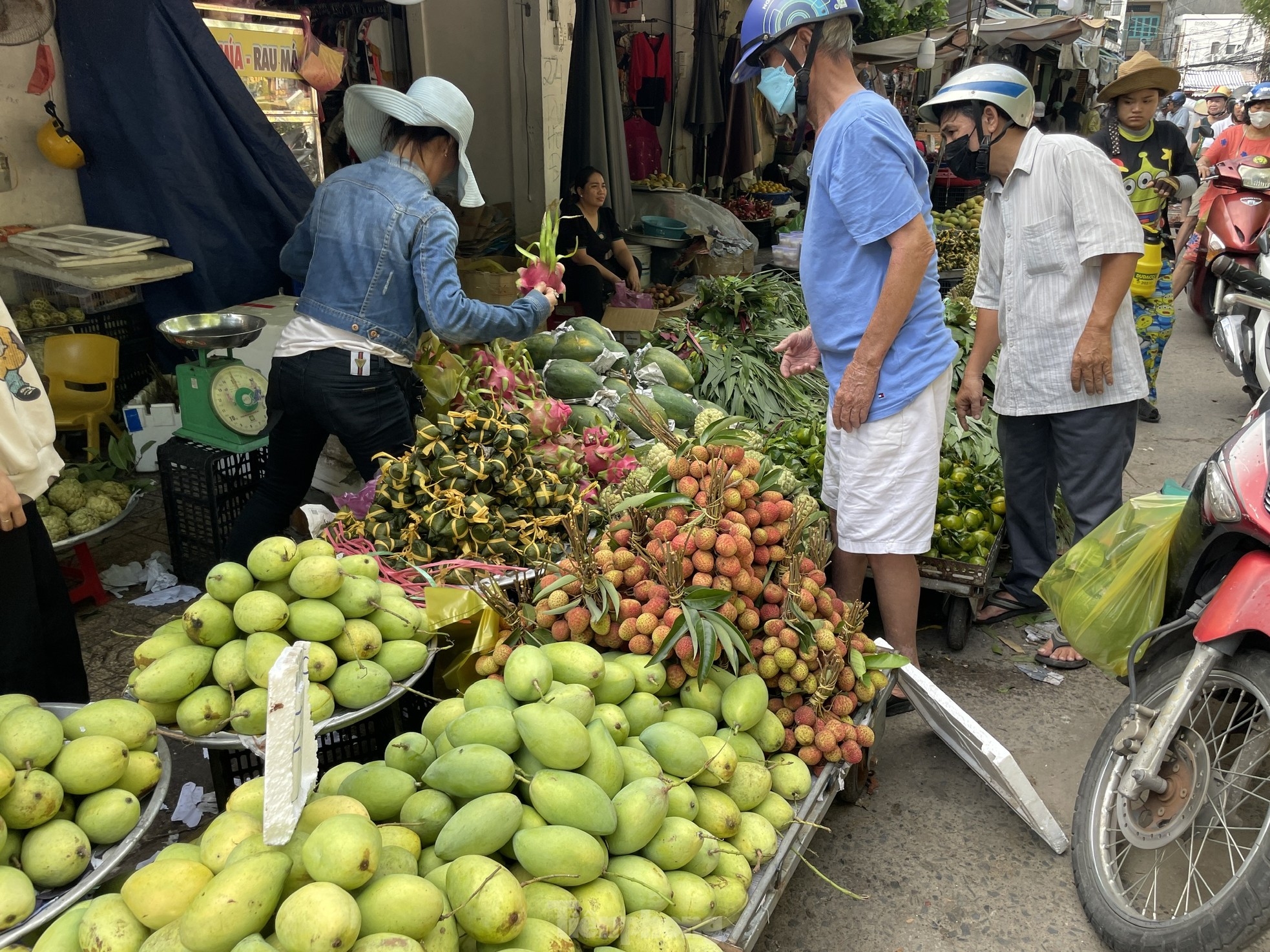 Người dân xếp hàng dài từ sáng sớm chờ mua heo, vịt quay cúng Tết Đoan Ngọ- Ảnh 5.