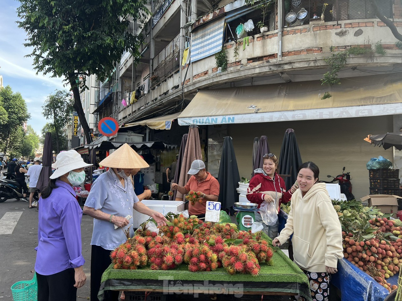 Người dân xếp hàng dài từ sáng sớm chờ mua heo, vịt quay cúng Tết Đoan Ngọ- Ảnh 7.