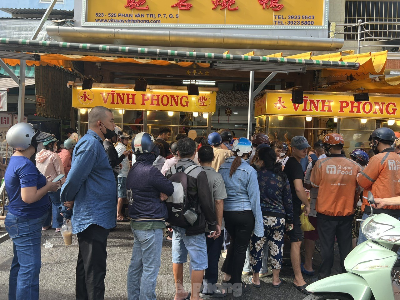 Người dân xếp hàng dài từ sáng sớm chờ mua heo, vịt quay cúng Tết Đoan Ngọ- Ảnh 9.