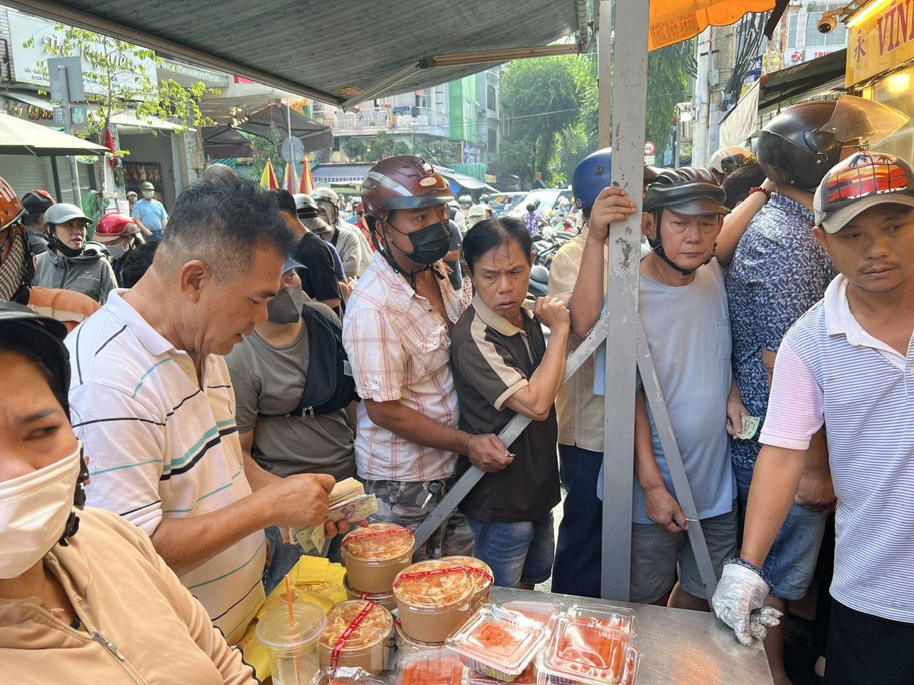 Người dân xếp hàng dài từ sáng sớm chờ mua heo, vịt quay cúng Tết Đoan Ngọ- Ảnh 10.