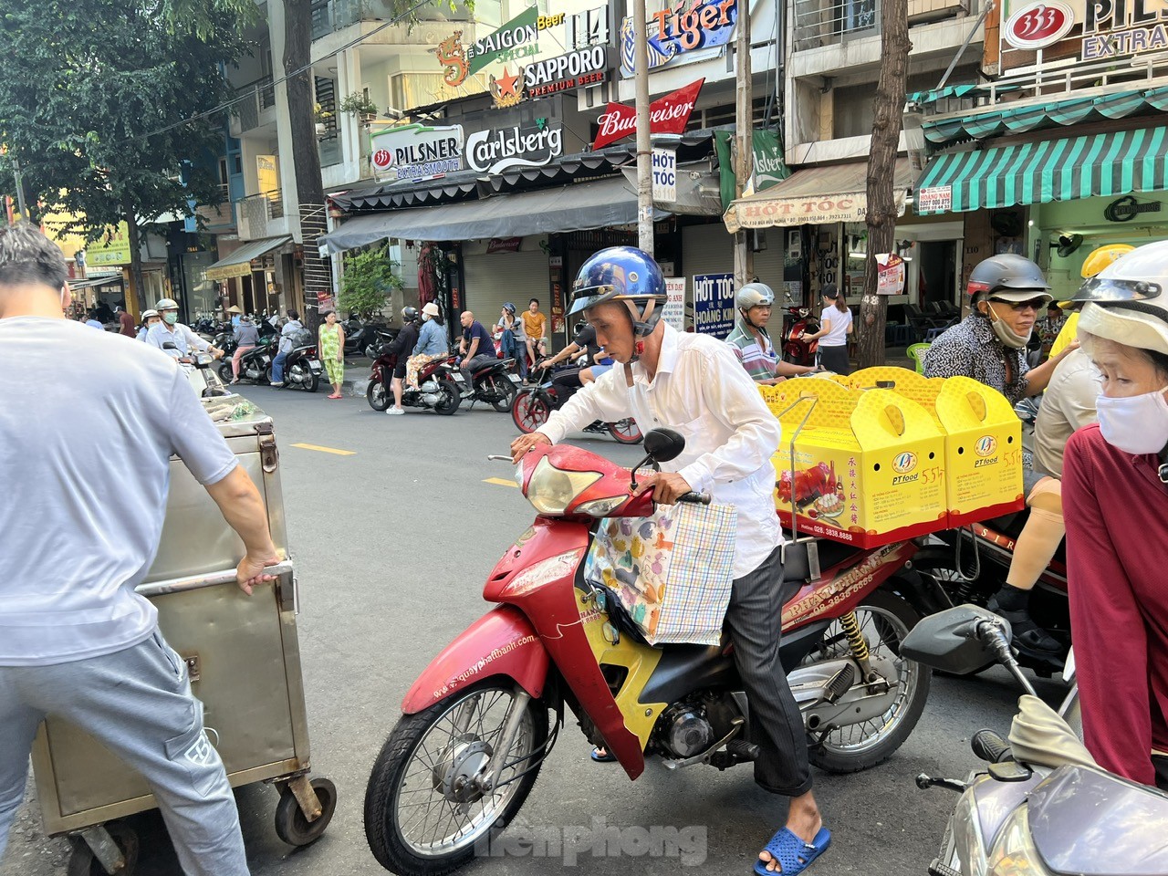 Người dân xếp hàng dài từ sáng sớm chờ mua heo, vịt quay cúng Tết Đoan Ngọ- Ảnh 13.