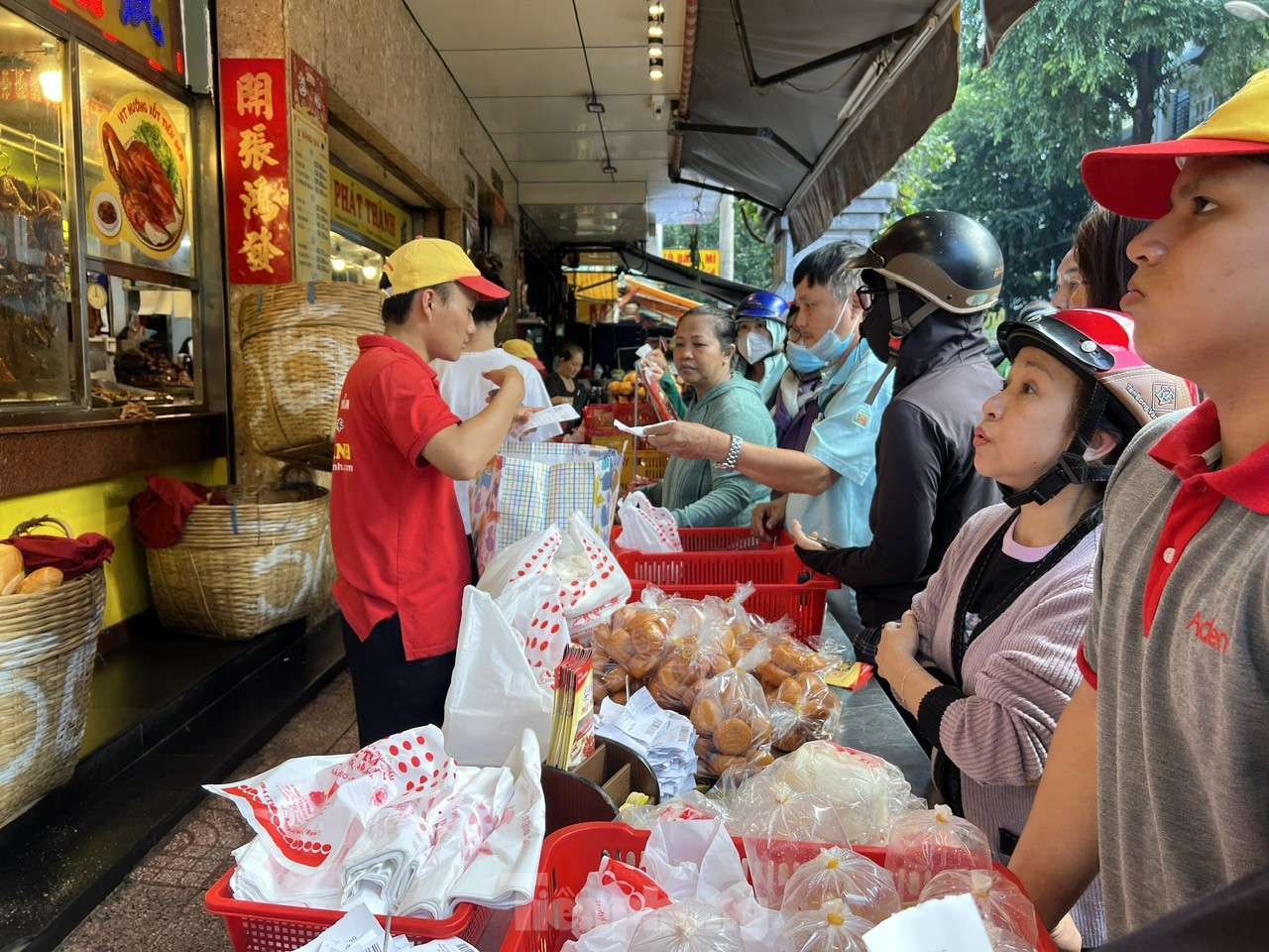Người dân xếp hàng dài từ sáng sớm chờ mua heo, vịt quay cúng Tết Đoan Ngọ- Ảnh 12.