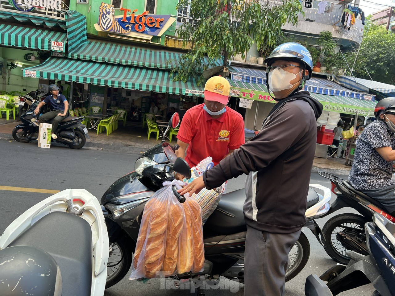 Người dân xếp hàng dài từ sáng sớm chờ mua heo, vịt quay cúng Tết Đoan Ngọ- Ảnh 14.