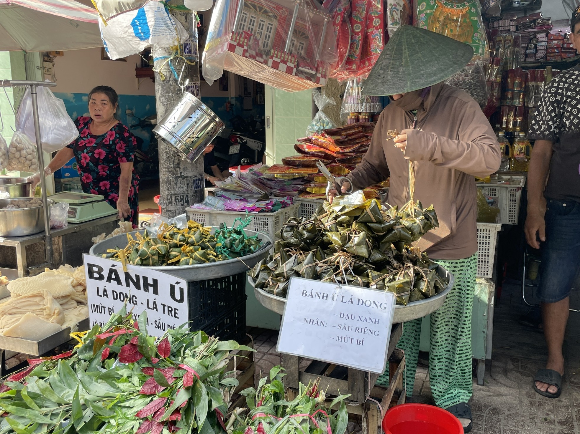 Người dân xếp hàng dài từ sáng sớm chờ mua heo, vịt quay cúng Tết Đoan Ngọ- Ảnh 2.
