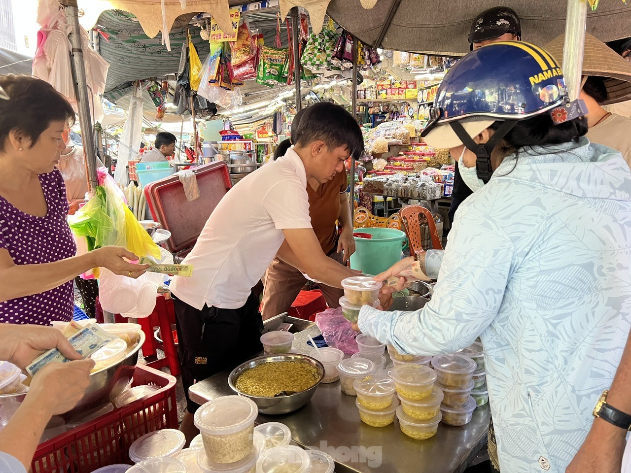 Người dân xếp hàng dài từ sáng sớm chờ mua heo, vịt quay cúng Tết Đoan Ngọ- Ảnh 15.