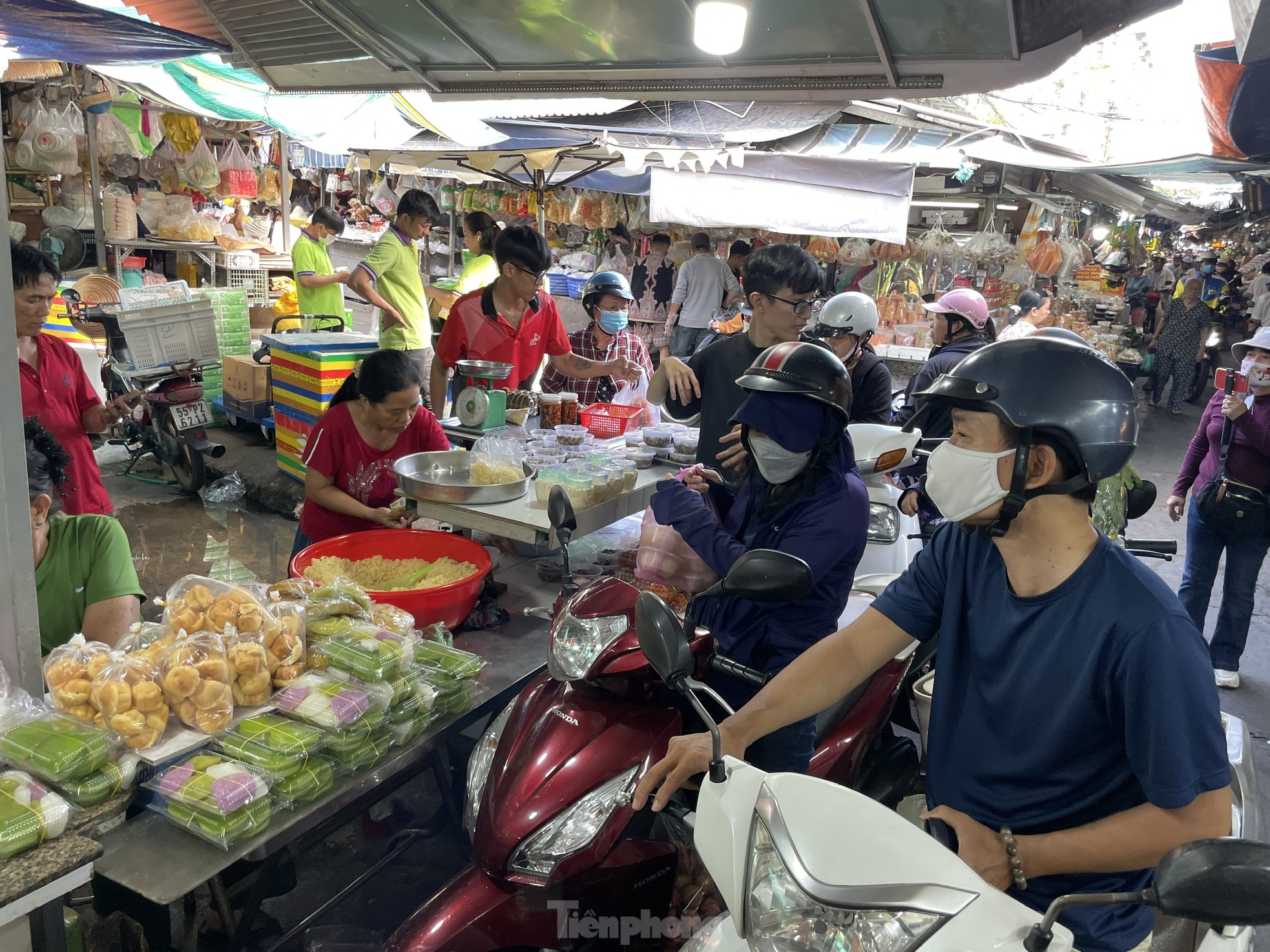 Người dân xếp hàng dài từ sáng sớm chờ mua heo, vịt quay cúng Tết Đoan Ngọ- Ảnh 1.