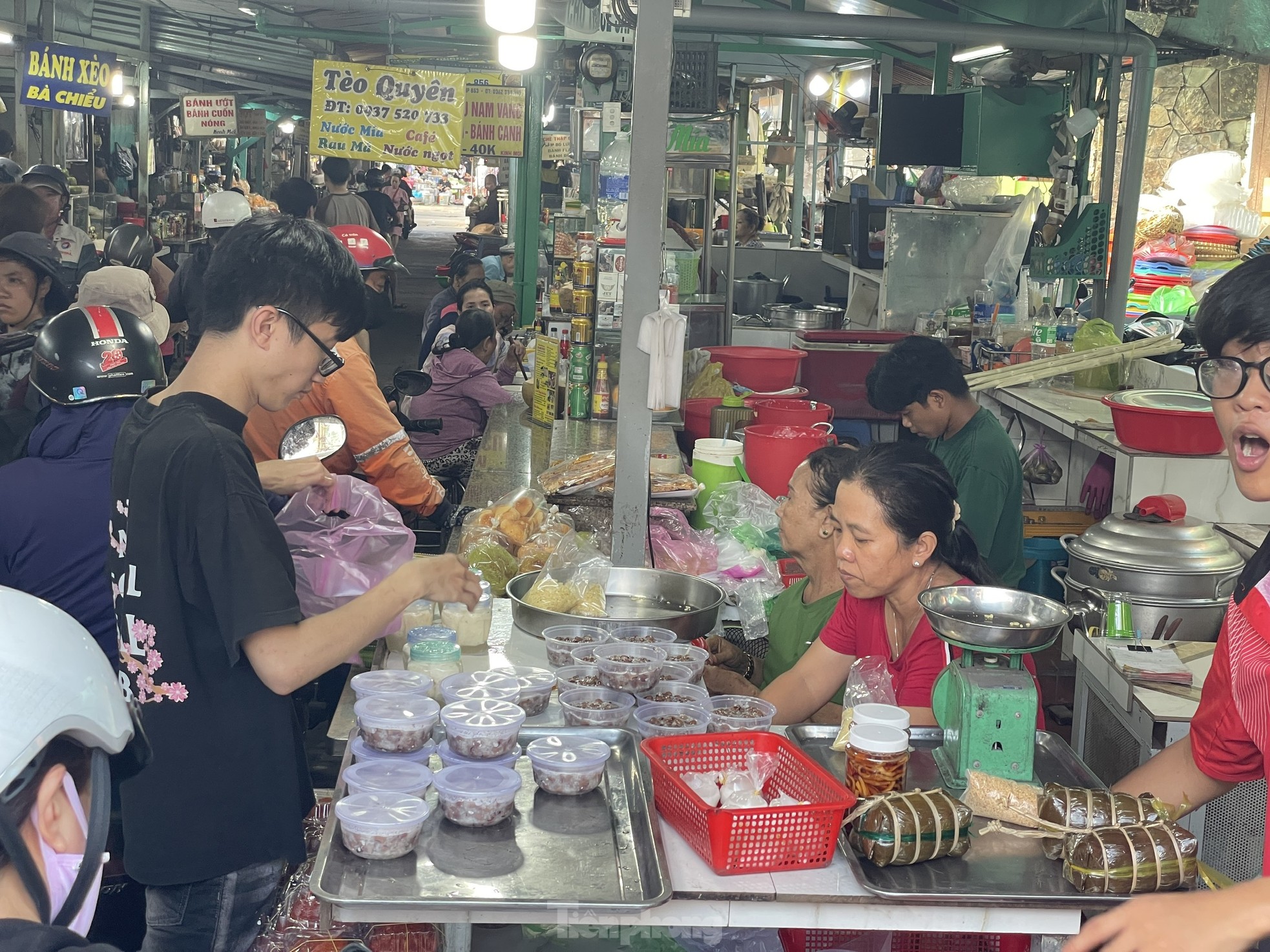 Người dân xếp hàng dài từ sáng sớm chờ mua heo, vịt quay cúng Tết Đoan Ngọ- Ảnh 16.