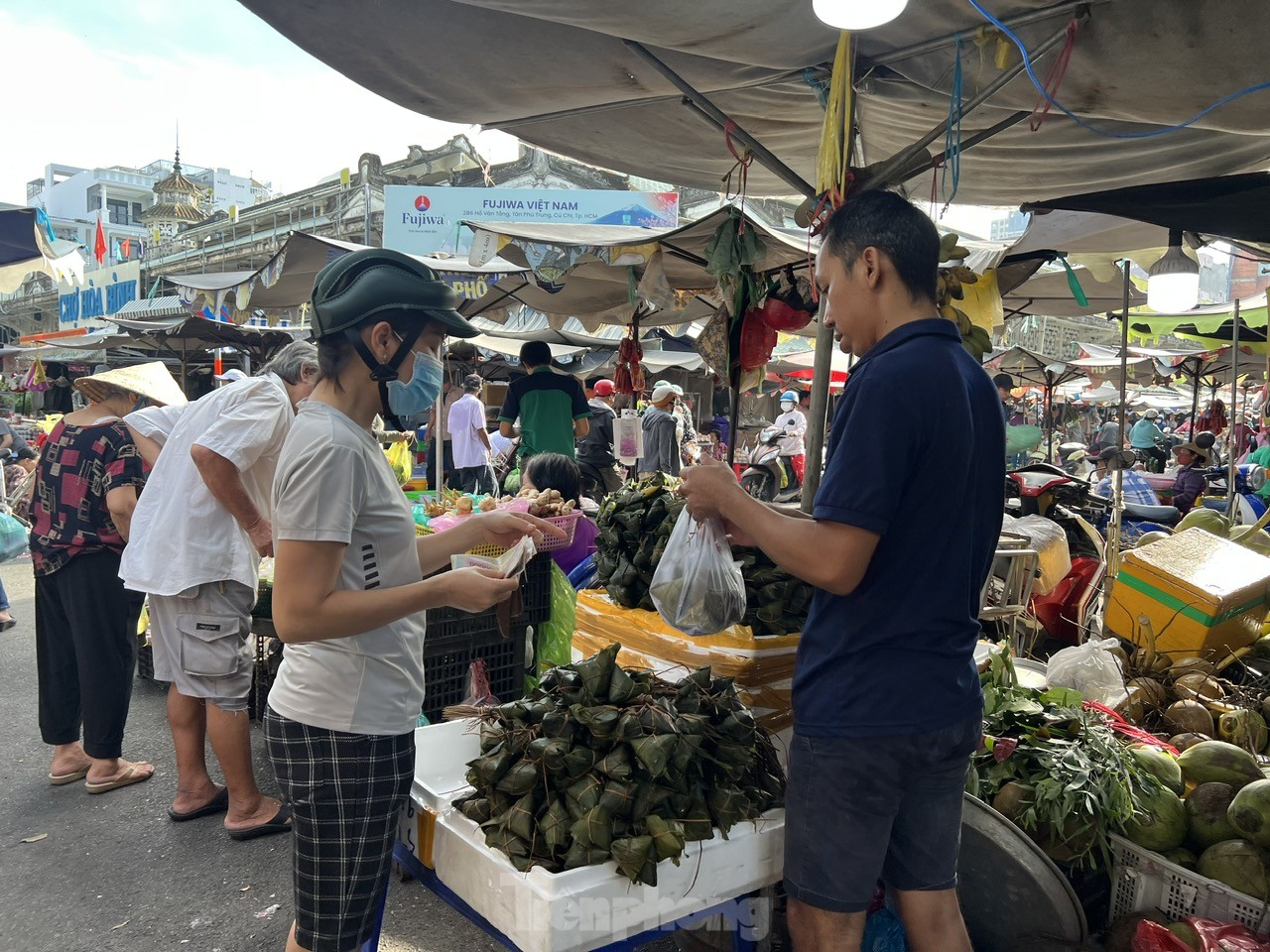 Người dân xếp hàng dài từ sáng sớm chờ mua heo, vịt quay cúng Tết Đoan Ngọ- Ảnh 3.