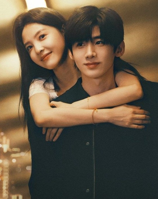 Cặp chị em showbiz yêu lén lút đã 