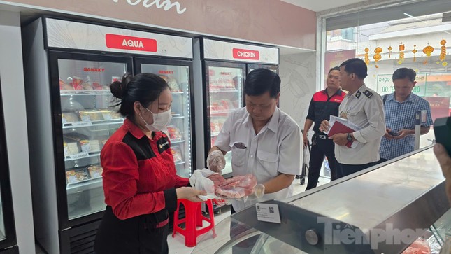 Vụ C.P bị tố bán thịt bẩn: Giấy chứng nhận an toàn thực phẩm hết hạn- Ảnh 2.