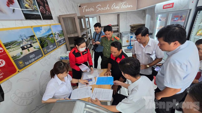 Vụ C.P bị tố bán thịt bẩn: Giấy chứng nhận an toàn thực phẩm hết hạn- Ảnh 1.