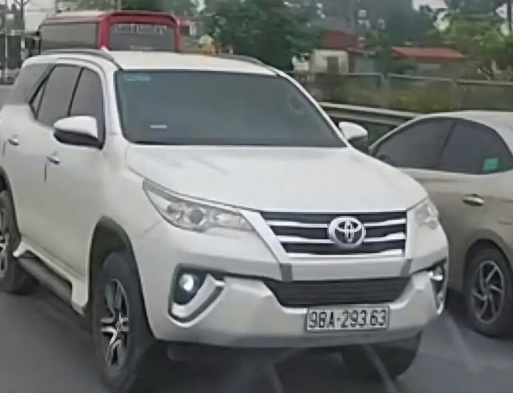 Đi ngược chiều trên cao tốc Hà Nội-Bắc Giang, tài xế bị trừ 10 điểm GPLX- Ảnh 1.