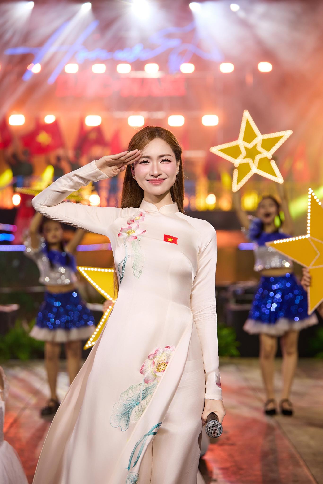 “Khối yêu nước” vẫy cờ đỏ ngân vang câu hát người Việt ở Nga, netizen réo tên Hoà Minzy vì 1 lý do- Ảnh 3.