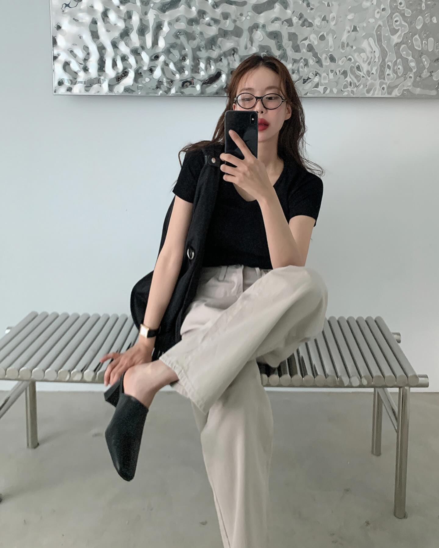 Mặc áo thun theo 10 cách tối giản để vẻ ngoài không chỉ trẻ trung mà còn chuẩn thanh lịch- Ảnh 10.