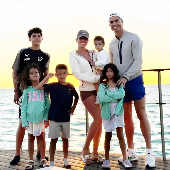 Ronaldo hỏi con trai 7 tuổi: 