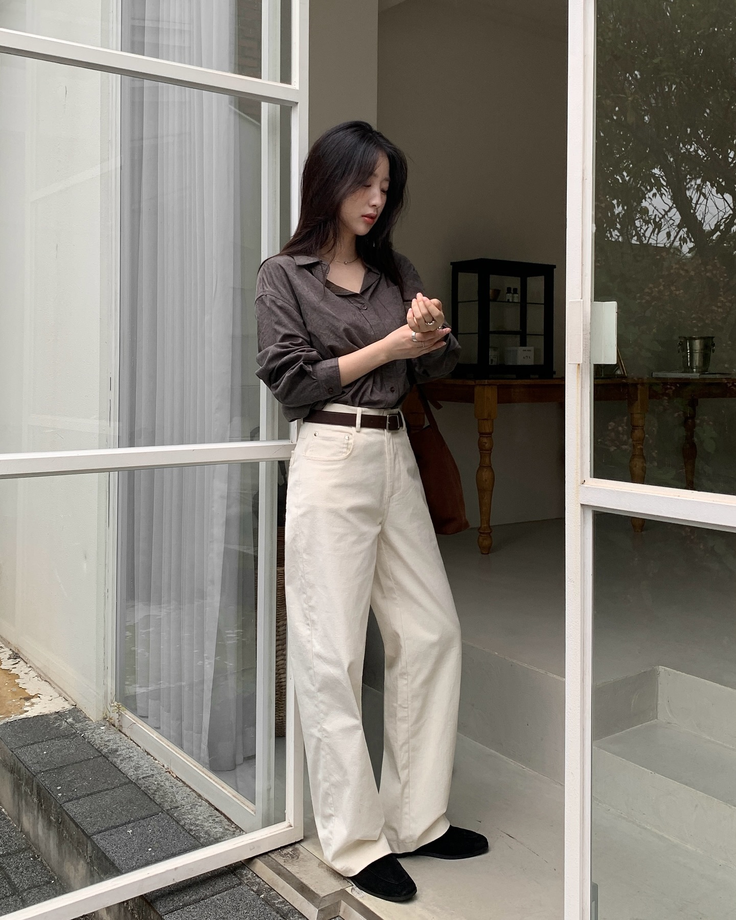 Đừng chỉ mặc quần đen, chị em chăm diện quần sáng màu trong mùa hè sẽ thấy mình trẻ ra ít nhất 5 tuổi- Ảnh 9. Đừng chỉ mặc quần đen, chị em chăm diện quần sáng màu trong mùa hè sẽ thấy mình trẻ ra ít nhất 5 tuổi- Ảnh 9.