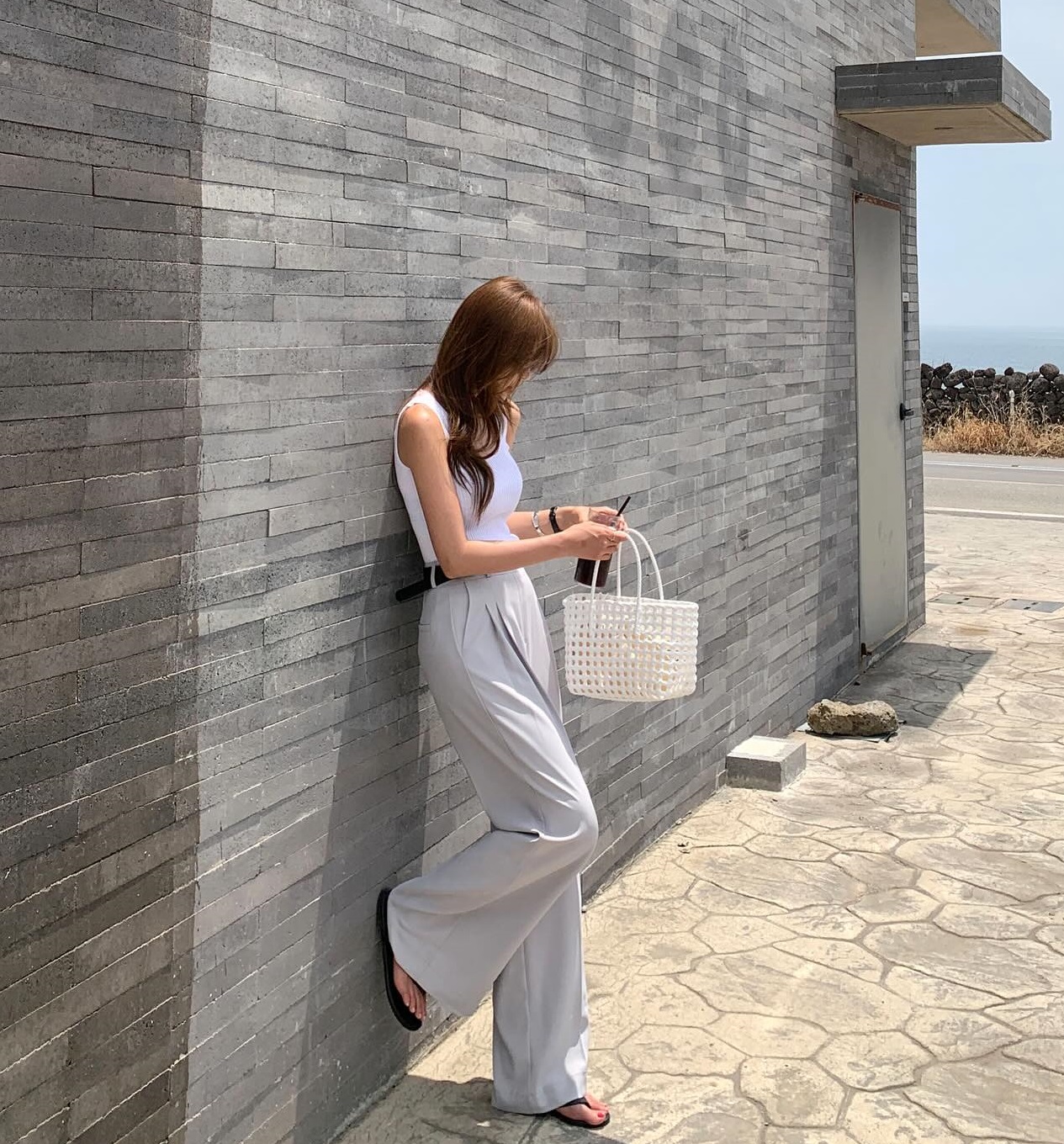 Đừng chỉ mặc quần đen, chị em chăm diện quần sáng màu trong mùa hè sẽ thấy mình trẻ ra ít nhất 5 tuổi- Ảnh 8. Đừng chỉ mặc quần đen, chị em chăm diện quần sáng màu trong mùa hè sẽ thấy mình trẻ ra ít nhất 5 tuổi- Ảnh 8.