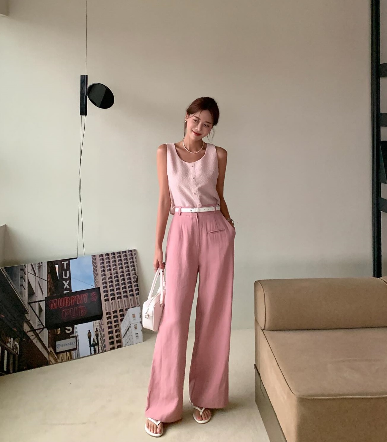 Đừng chỉ mặc quần đen, chị em chăm diện quần sáng màu trong mùa hè sẽ thấy mình trẻ ra ít nhất 5 tuổi- Ảnh 7. Đừng chỉ mặc quần đen, chị em chăm diện quần sáng màu trong mùa hè sẽ thấy mình trẻ ra ít nhất 5 tuổi- Ảnh 7.