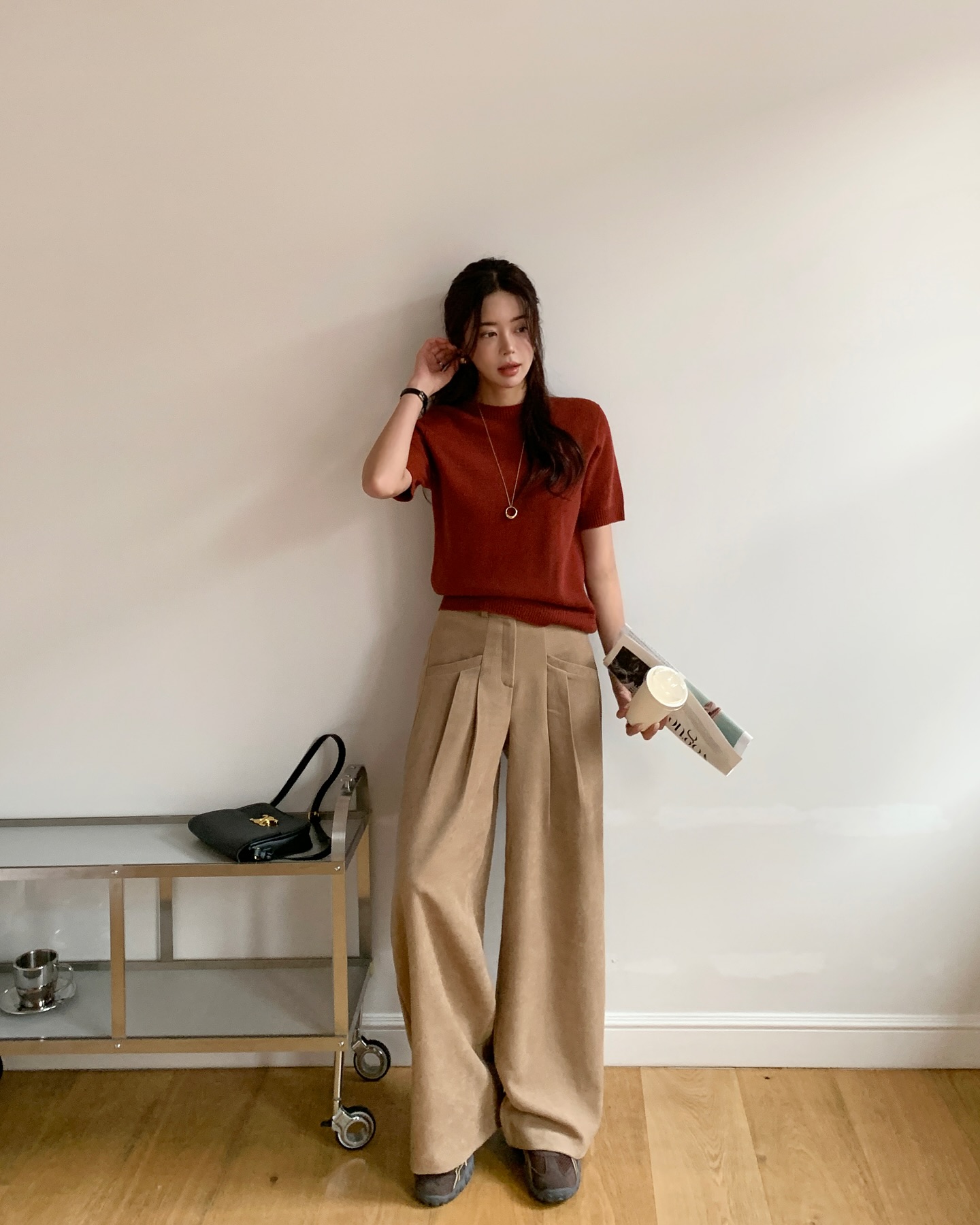 Đừng chỉ mặc quần đen, chị em chăm diện quần sáng màu trong mùa hè sẽ thấy mình trẻ ra ít nhất 5 tuổi- Ảnh 5. Đừng chỉ mặc quần đen, chị em chăm diện quần sáng màu trong mùa hè sẽ thấy mình trẻ ra ít nhất 5 tuổi- Ảnh 5.