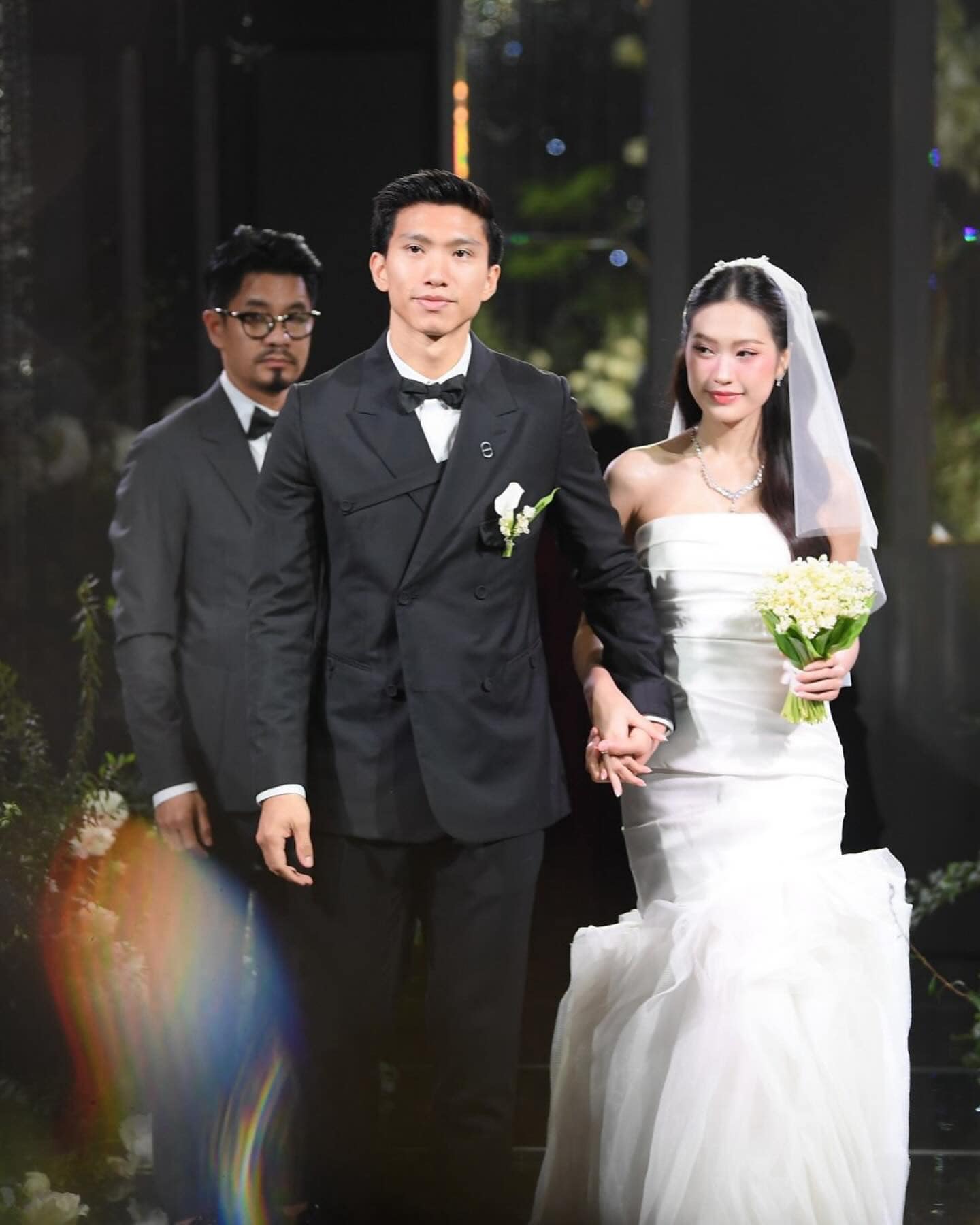 Bố mẹ vợ cực phẩm của Đoàn Văn Hậu: Visual đều trẻ đẹp nhất làng bóng đá nhưng cực hiếm chung khung hình- Ảnh 3.