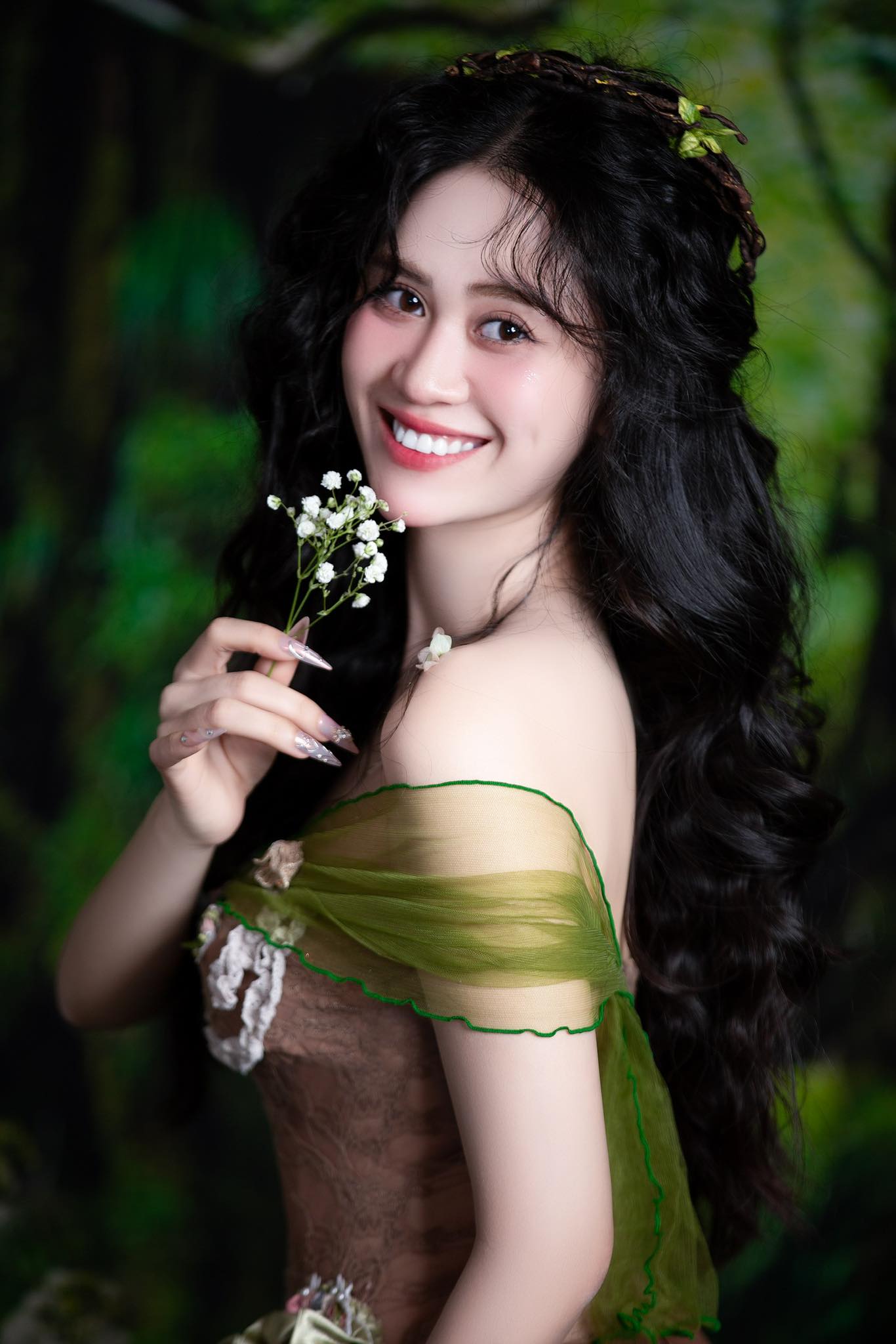 Nữ ca sĩ Việt đi nhậu, đòi xóa clip đàn ông nắm tay: "Tôi không biết chơi bời gì"- Ảnh 2.