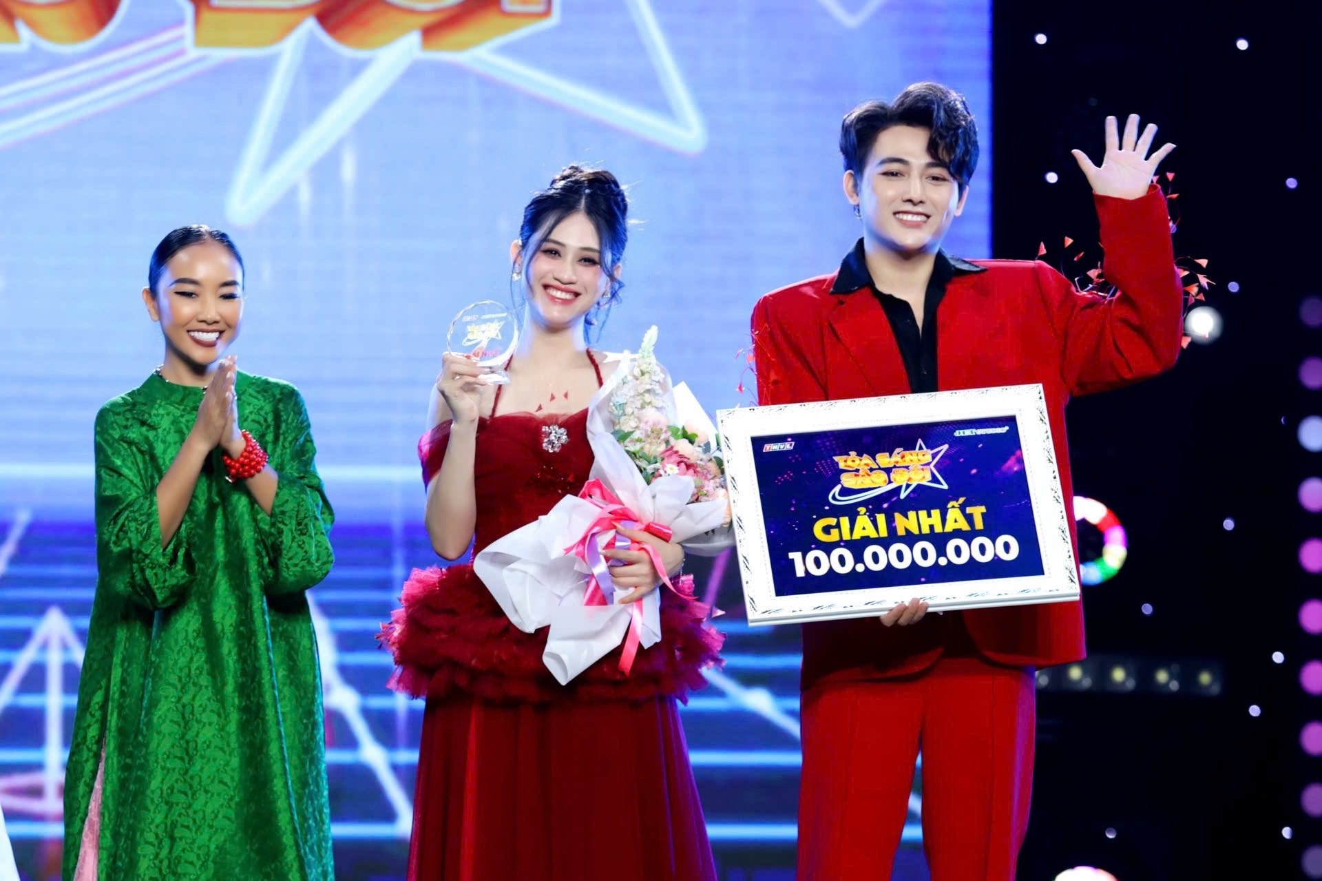 Nữ ca sĩ Việt đi nhậu, đòi xóa clip đàn ông nắm tay: "Tôi không biết chơi bời gì"- Ảnh 1.