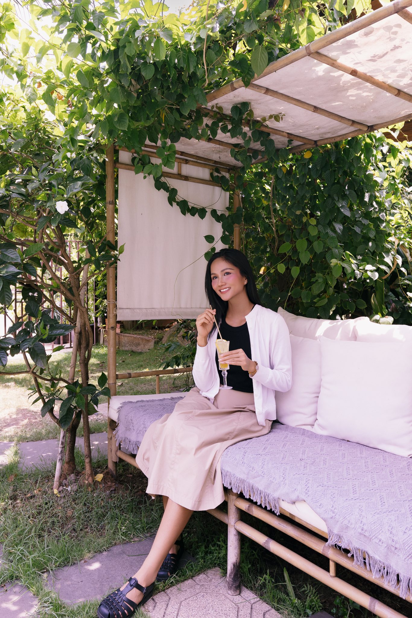 Hoa hậu Vbiz đổi chiêu thức giấu vòng 2 giữa nghi vấn mang bầu, nhưng 1 hành động của chồng lại tố cáo tất cả- Ảnh 4.