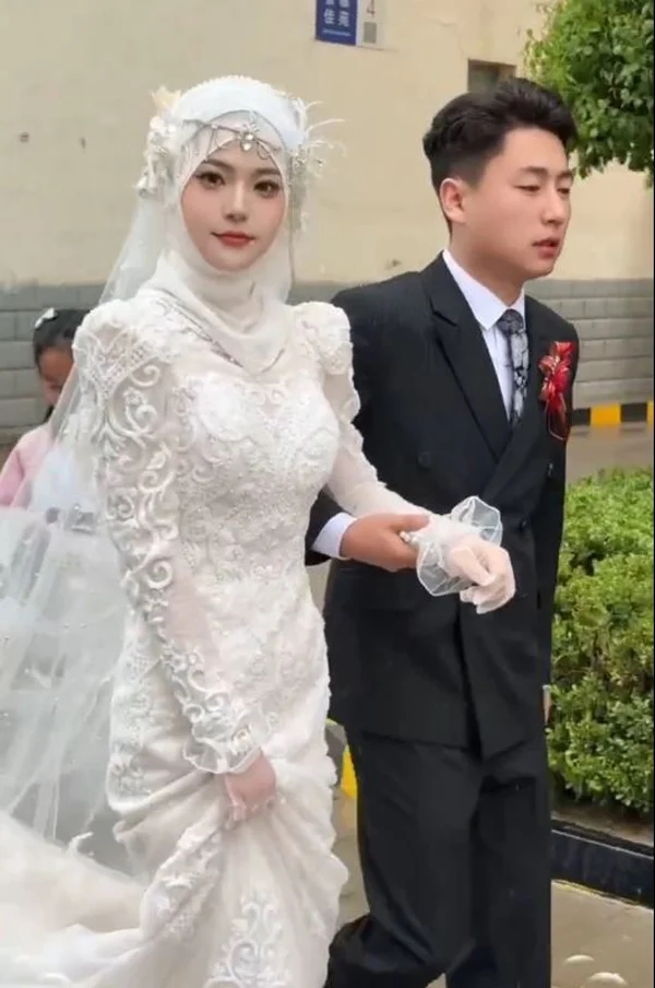 Đám cưới dậy sóng xứ tỷ dân: Cô dâu đẹp đến mức bị nghi là AI, chú rể phải khóa MXH vì một lý do- Ảnh 2.