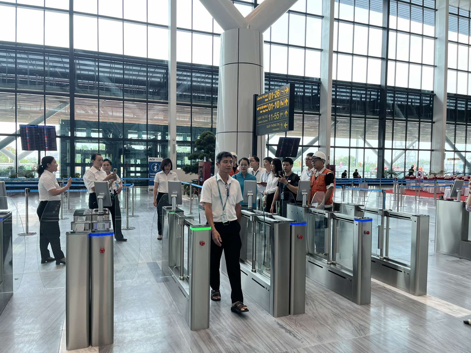 Người dân ùn ùn trở lại TP HCM, vé máy bay ngang giá dịp Tết- Ảnh 2.