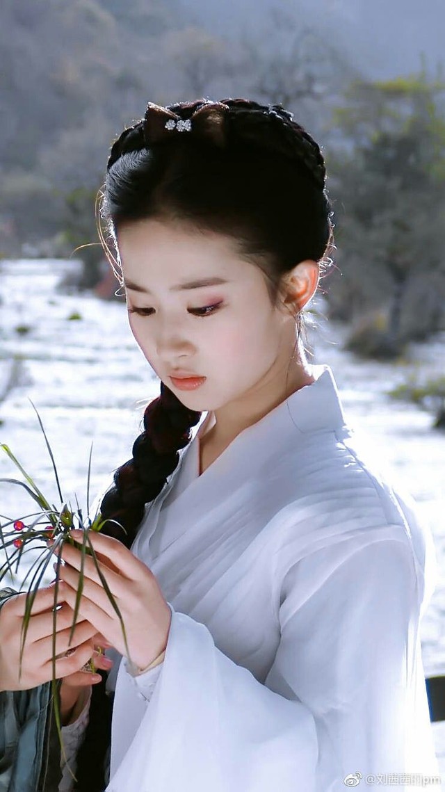 5 bạch y nữ tử đẹp rụng rời trên màn ảnh Hoa ngữ: Nhan sắc tựa sương mai chạm gió, khán giả ngỡ mình đang mơ- Ảnh 2. 5 bạch y nữ tử đẹp rụng rời trên màn ảnh Hoa ngữ: Nhan sắc tựa sương mai chạm gió, khán giả ngỡ mình đang mơ- Ảnh 2.