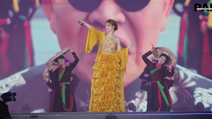 Đoạn video 1 phút 48 giây nổi da gà về Hoà Minzy- Ảnh 5.