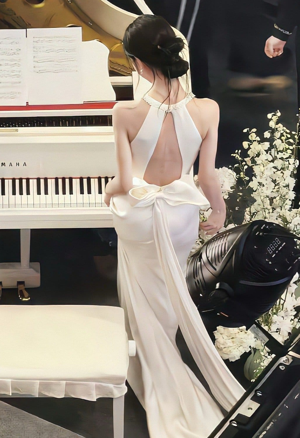 Nữ thần chơi đàn nhưng bóng lưng lại gây sốt: 1 thập kỷ giữ cân nặng 42kg và làn da mướt mắt nhờ 2 cách- Ảnh 1.