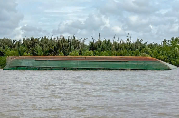 TP HCM: Sà lan mất lái tông tàu biển, một người mất tích- Ảnh 1.