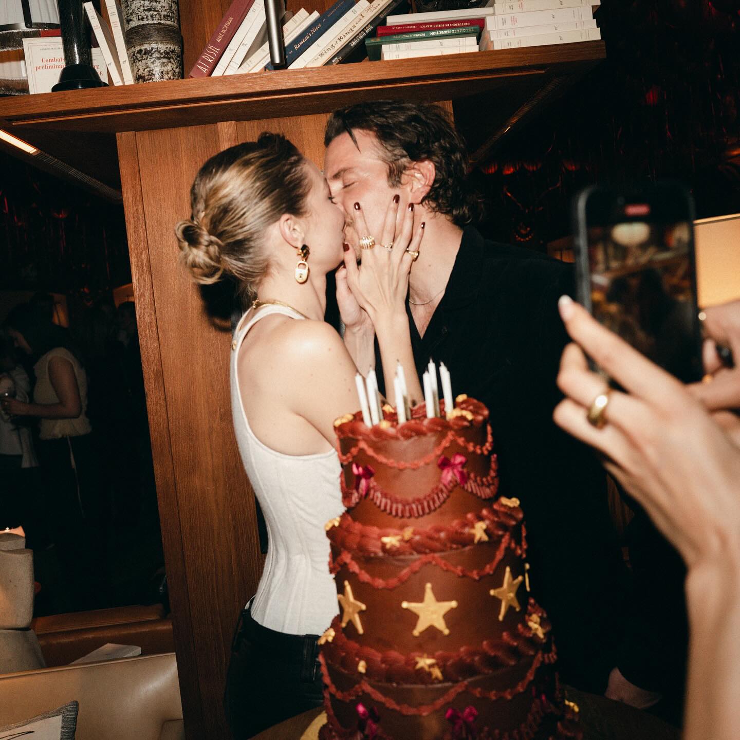Hot: Gigi Hadid chính thức công khai hẹn hò tài tử hơn 20 tuổi Bradley Cooper bằng bức hình nóng bỏng ở tiệc sinh nhật tuổi 30- Ảnh 1.