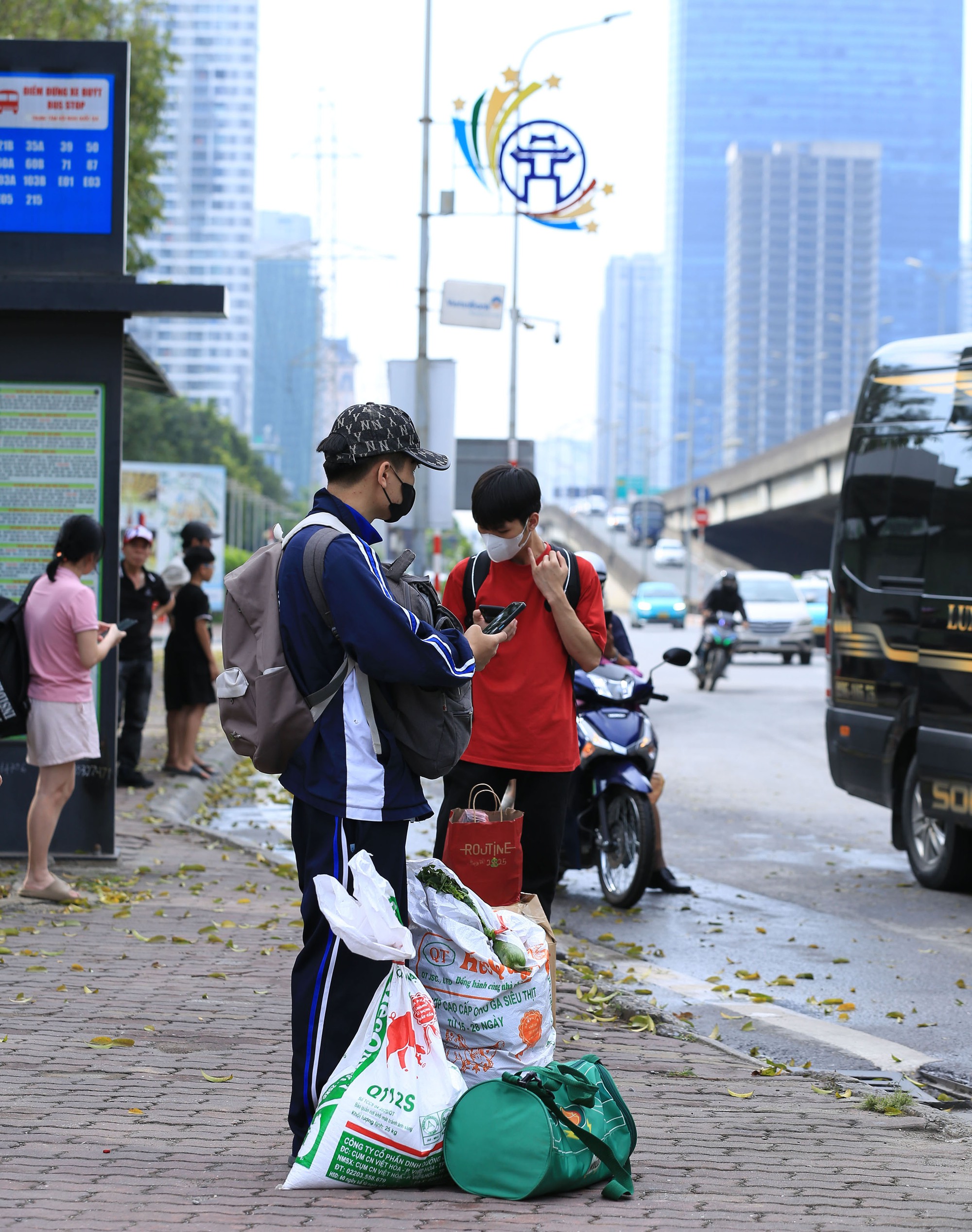Buổi chiều của ngày nghỉ lễ cuối cùng và đây là cảnh tượng trên đường phố Hà Nội- Ảnh 6.