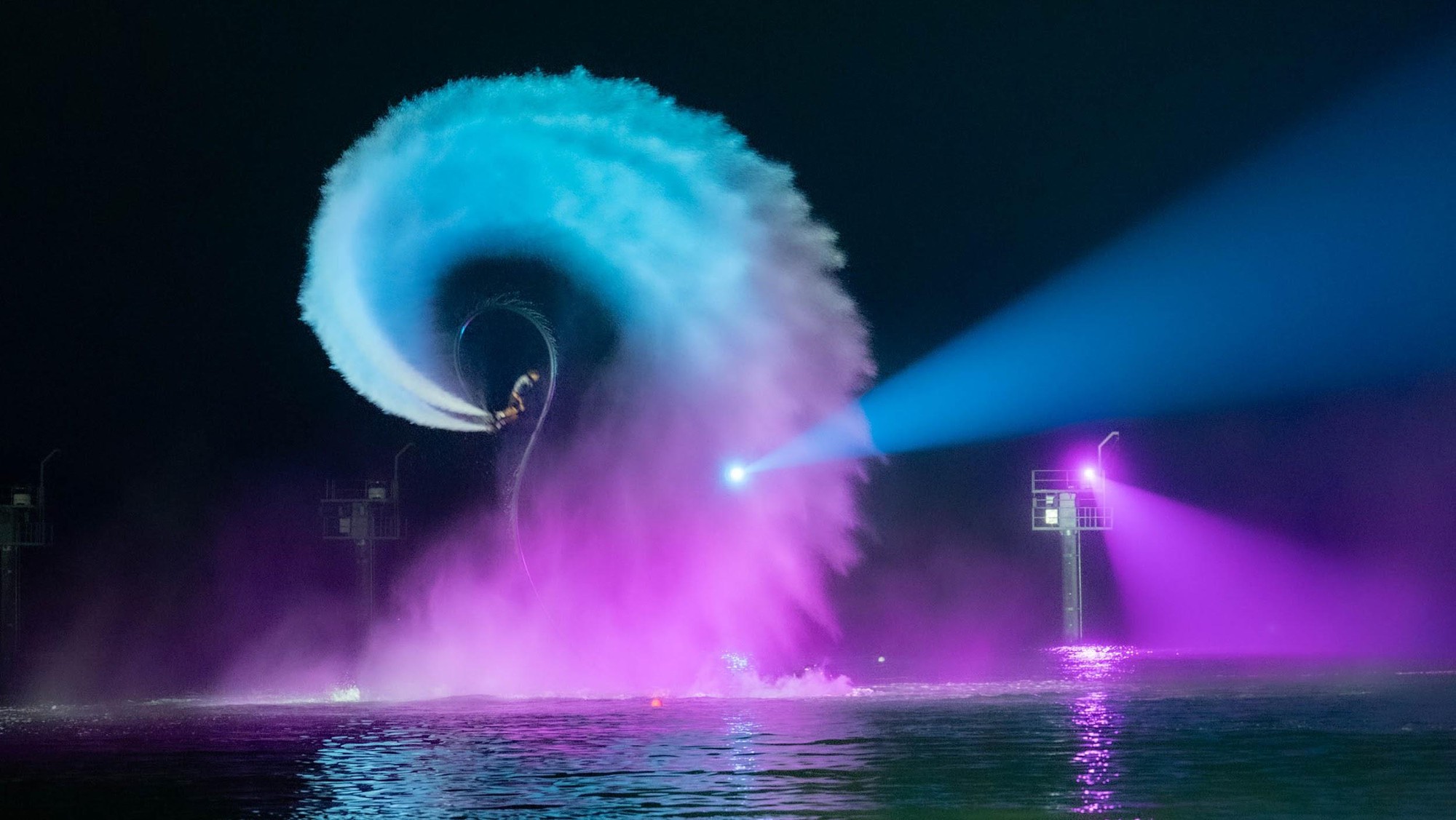Nóng: Show diễn Jetski bắn pháo hoa trên mặt biển tại Cát Bà khởi động- Ảnh 1.