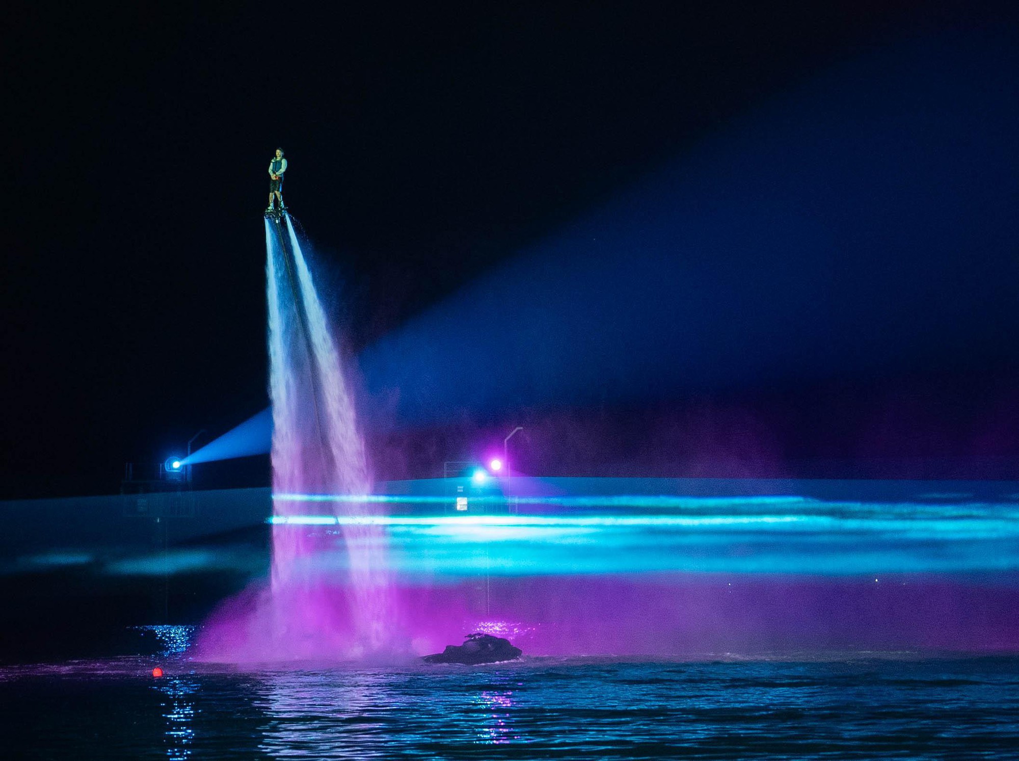 Nóng: Show diễn Jetski bắn pháo hoa trên mặt biển tại Cát Bà khởi động- Ảnh 2.