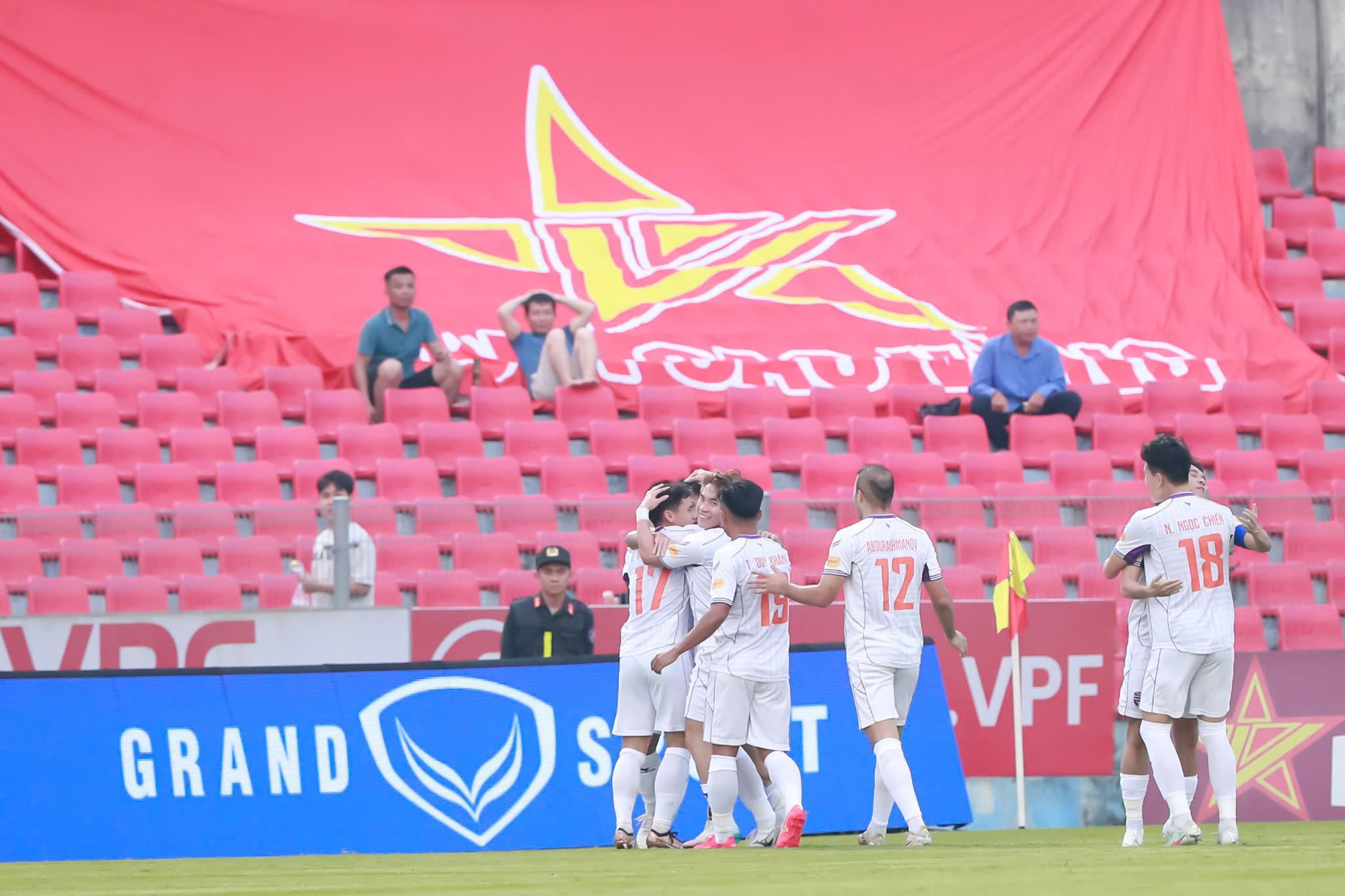 Hai trò cũ thầy Park cùng lập công, “đại gia” V.League lâm nguy bởi đội bóng của sao Việt kiều- Ảnh 1.