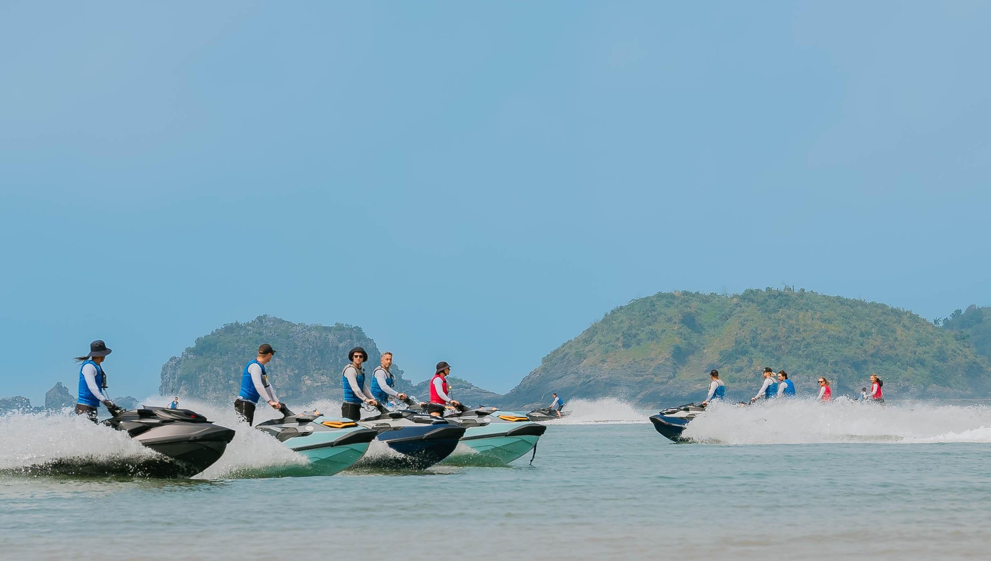 Nóng: Show diễn Jetski bắn pháo hoa trên mặt biển tại Cát Bà khởi động- Ảnh 3.
