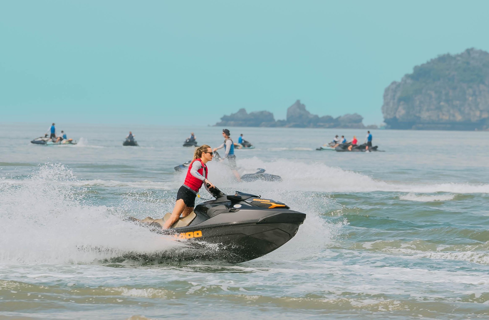 Nóng: Show diễn Jetski bắn pháo hoa trên mặt biển tại Cát Bà khởi động- Ảnh 4.