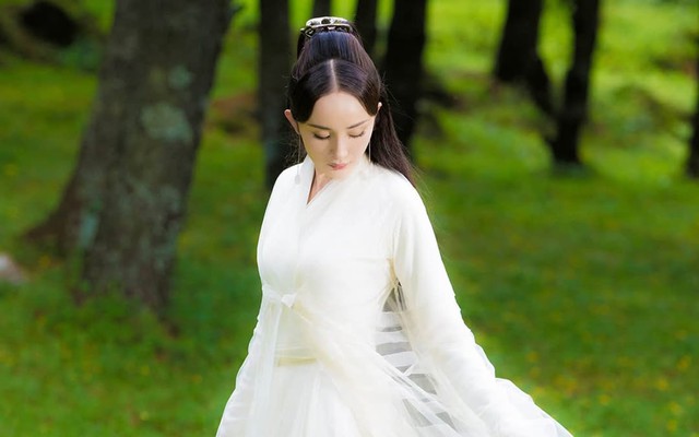 5 bạch y nữ tử đẹp rụng rời trên màn ảnh Hoa ngữ: Nhan sắc tựa sương mai chạm gió, khán giả ngỡ mình đang mơ- Ảnh 5. 5 bạch y nữ tử đẹp rụng rời trên màn ảnh Hoa ngữ: Nhan sắc tựa sương mai chạm gió, khán giả ngỡ mình đang mơ- Ảnh 5.