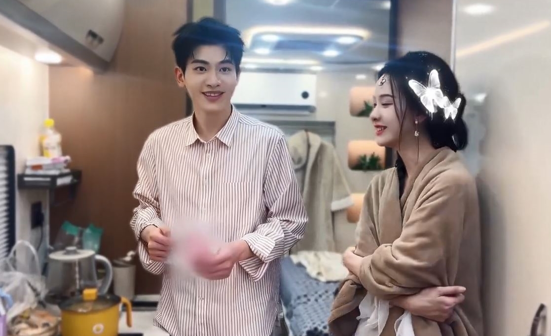 1 cặp đôi phim giả tình thật ngầm công khai hẹn hò: Nhà gái đẹp không thể tả, nhà trai càng bị chê càng nổi- Ảnh 1.