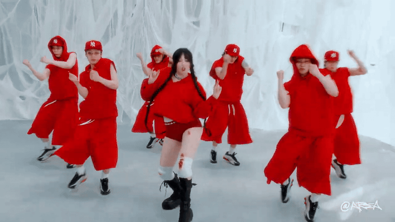 “Nữ hoàng gợi cảm” comeback “tàng hình” không ai thèm ngó đến, bị fan tẩy chay vì mải mê yêu đương- Ảnh 2.