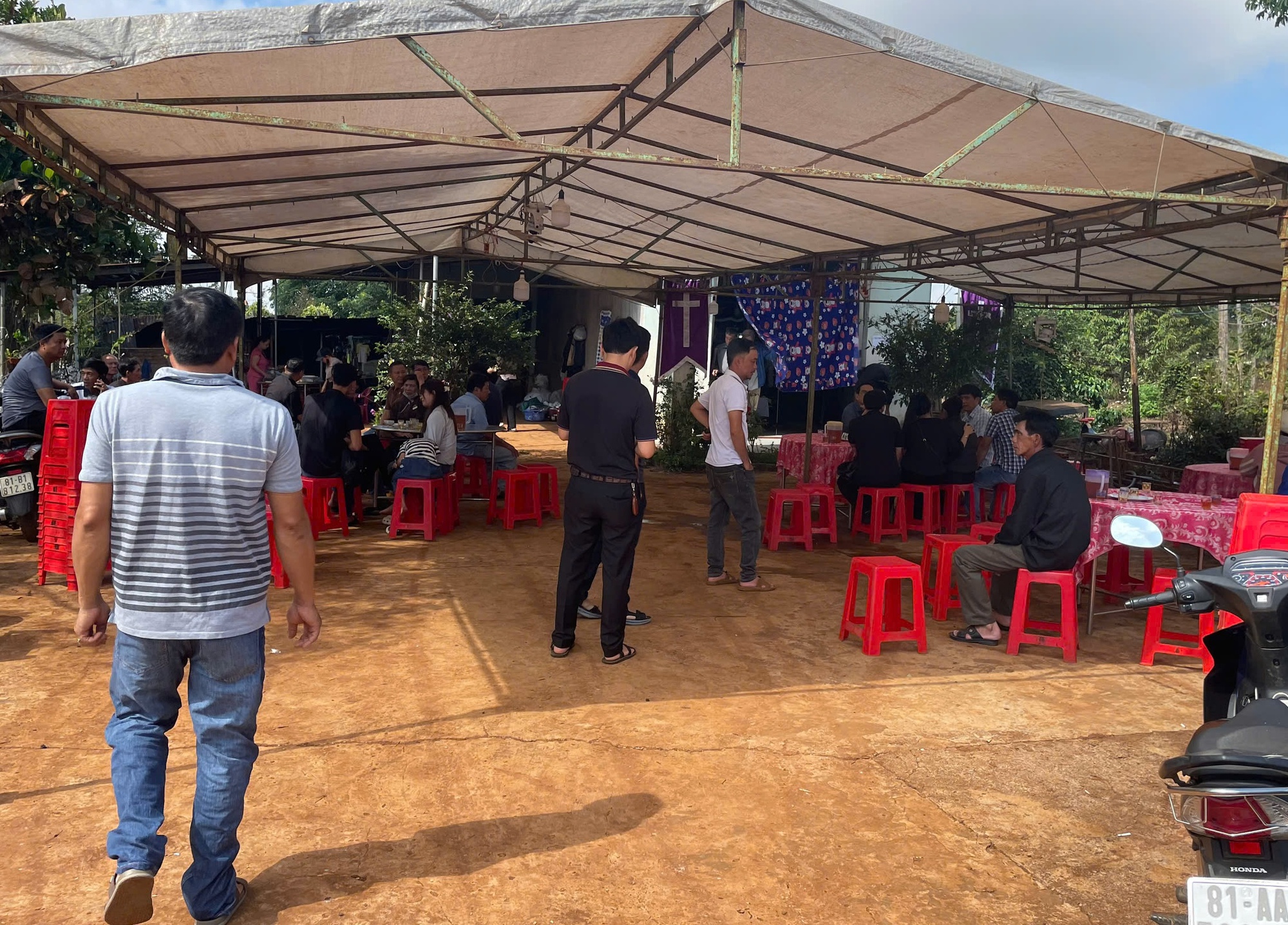Phát hiện 3 mẹ con tử vong trong căn nhà khóa cửa: Nghi người mẹ đầu độc- Ảnh 1.