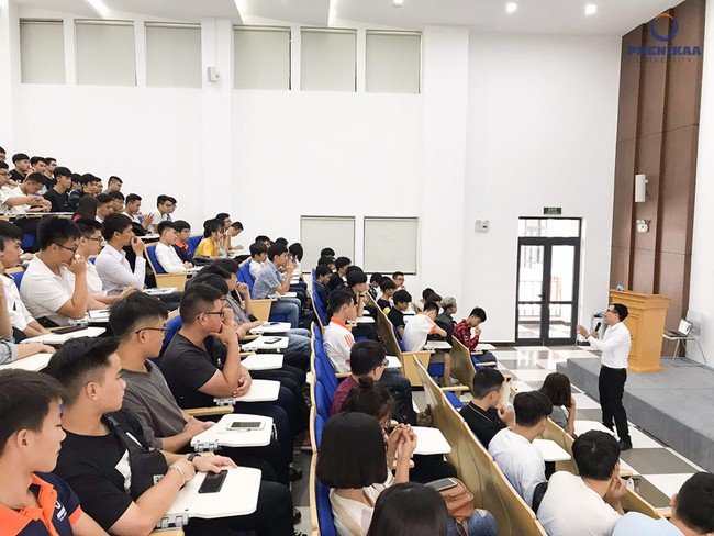 1 ng&agrave;nh học năm ngo&aacute;i c&oacute; điểm chuẩn "đỉnh n&oacute;c kịch trần": Năm nay c&oacute; thể giảm nhẹ, th&iacute; sinh tỉnh t&aacute;o khi chọn thi, đừng chạy theo xu hướng- Ảnh 1.