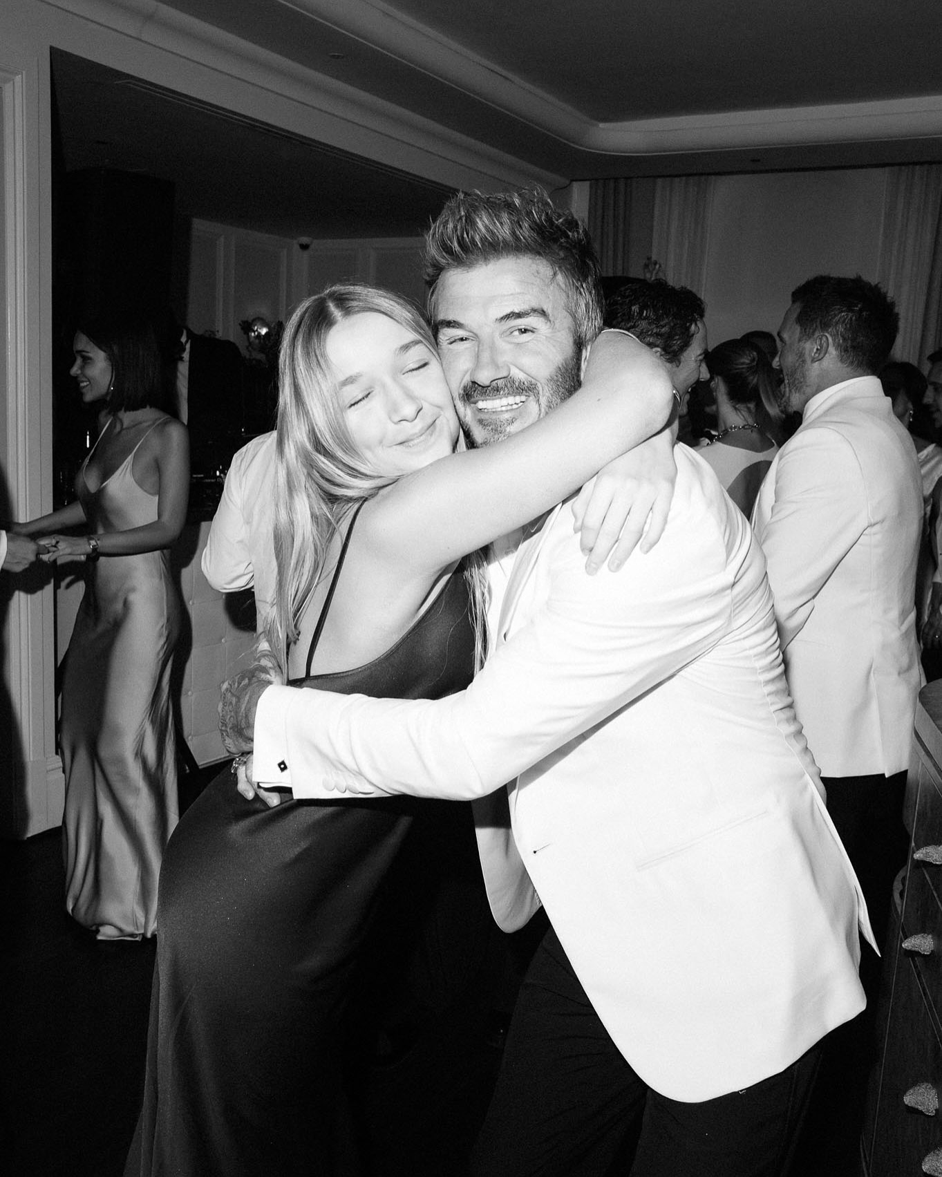 "Tiểu c&ocirc;ng ch&uacute;a Hollywood" Harper diện v&aacute;y đỏ nổi bật, chiếm trọn h&agrave;o quang trong tiệc xa hoa của David Beckham- Ảnh 4.